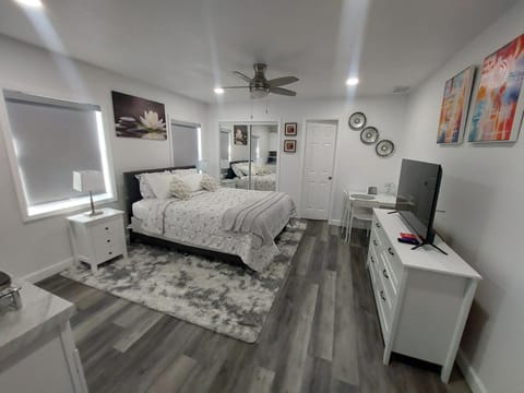 Bed, TV and multimedia, Bedroom