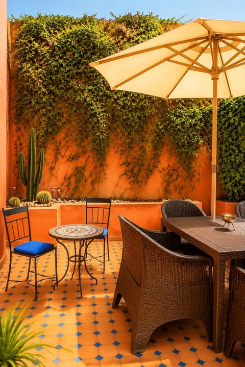 Patio, Day, Garden, Living room, Seating area, Dining area, Garden view
