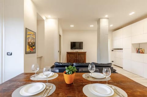 TV and multimedia, Kitchen or kitchenette, Living room, Seating area, Dining area