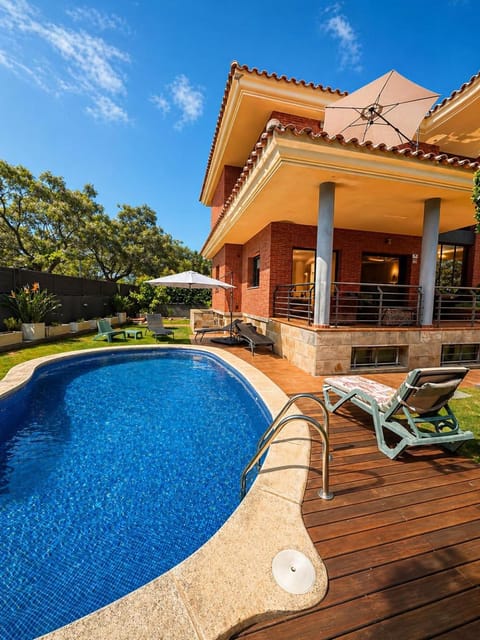 Property building, Day, Garden, Swimming pool