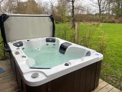 Lilac Lodge Retreat for 6 Set in One Acre of Land House in Borough of Harrogate