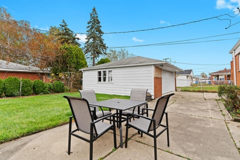 Charming Home Near Target and Parks 2 Bathrooms House in Dearborn Heights