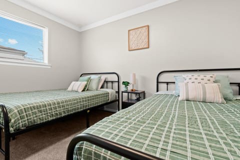 Charming Home Near Target and Parks 2 Bathrooms House in Dearborn Heights