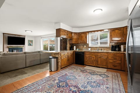 Charming Home Near Target and Parks 2 Bathrooms House in Dearborn Heights