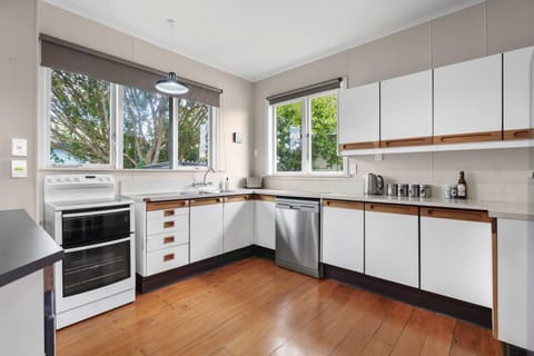 Charming 3 Bedroom Family Home Pet Friendly House in Hamilton