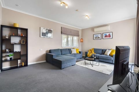 Charming 3 Bedroom Family Home Pet Friendly House in Hamilton