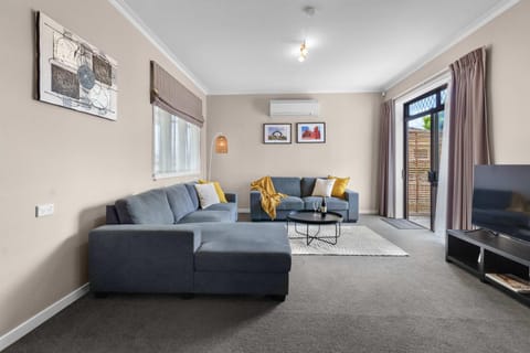 Charming 3 Bedroom Family Home Pet Friendly House in Hamilton