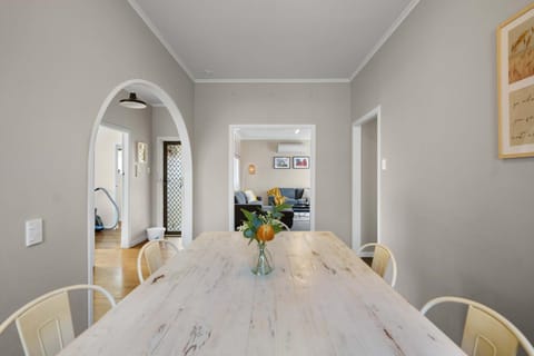 Charming 3 Bedroom Family Home Pet Friendly House in Hamilton