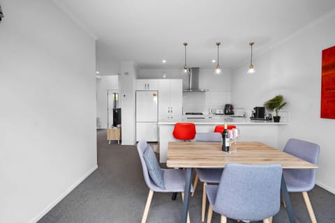 Contemporary 3 Bed Townhouse Near CBD & Hospital Apartment in Hamilton