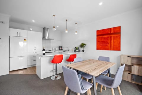 Contemporary 3 Bed Townhouse Near CBD & Hospital Apartment in Hamilton