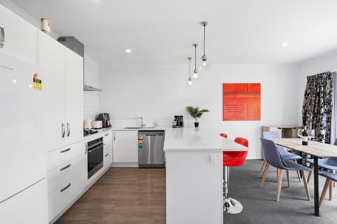 Contemporary 3 Bed Townhouse Near CBD & Hospital Apartment in Hamilton