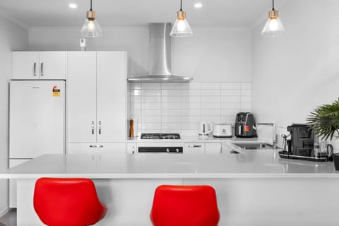 Contemporary 3 Bed Townhouse Near CBD & Hospital Apartment in Hamilton