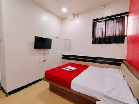 Bed, TV and multimedia, Photo of the whole room, Bedroom