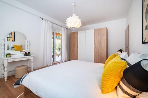 Bed, Balcony/Terrace, Photo of the whole room, Bedroom, Garden view