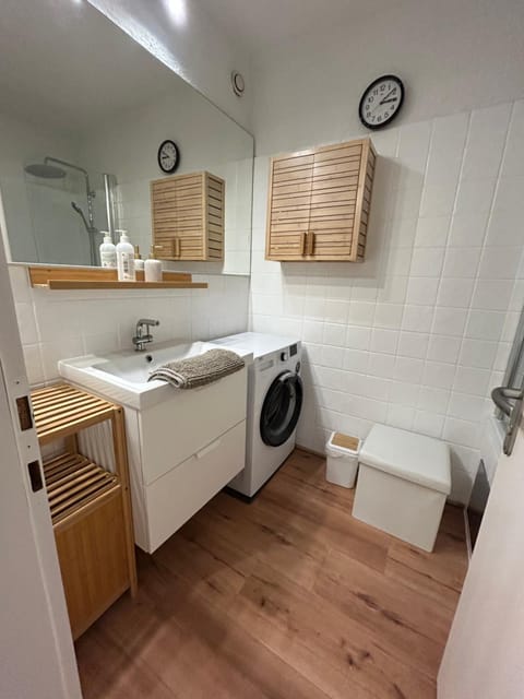 Bathroom, washing machine