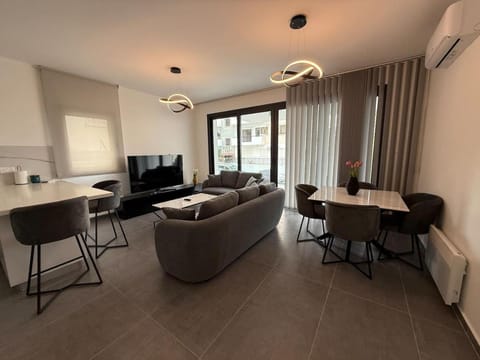 TV and multimedia, Living room, Seating area, Dining area, air conditioner