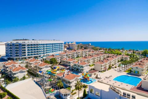 Property building, Day, Bird's eye view, City view, Pool view, Swimming pool, Location