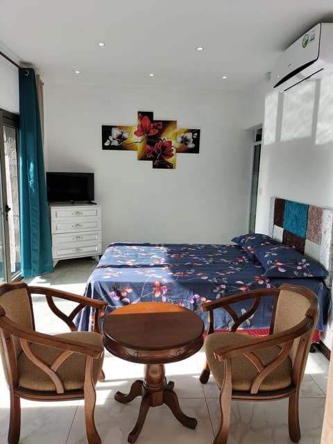Bed, TV and multimedia, Bedroom, air conditioner