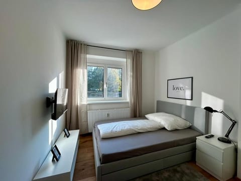 Bed, TV and multimedia, Photo of the whole room, Bedroom
