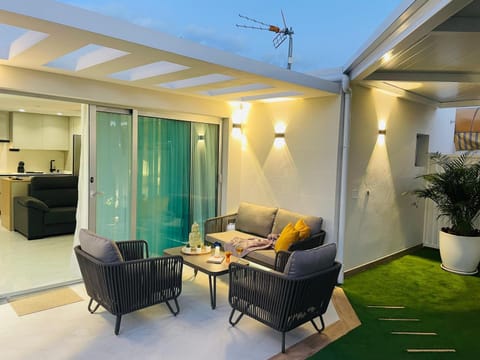 Patio, Kitchen or kitchenette, Living room, Seating area, Dining area