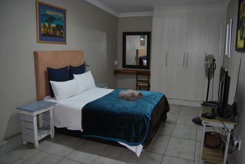 Bed, TV and multimedia, Photo of the whole room, Bedroom, wardrobe