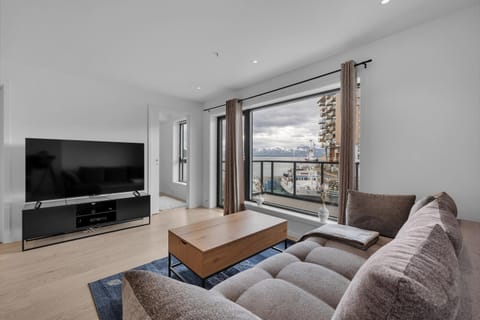 Natural landscape, TV and multimedia, Living room, Seating area, Evening entertainment, Mountain view