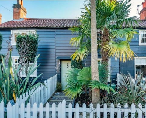 Property building, Spring, Day, Garden, Garden view