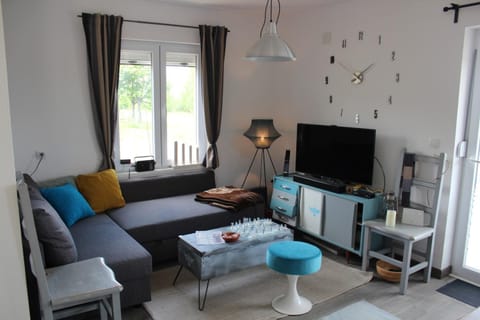 TV and multimedia, Living room, Seating area, Evening entertainment