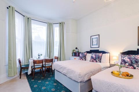 Bed, Dining area, Bedroom