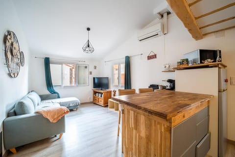 Kitchen or kitchenette, Living room, Dining area