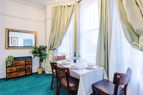 Victoria Park Studio 6 - Mins Walk To Train Station, Free Parking, Free Netflix, Prime & Disney Apartment in Royal Leamington Spa