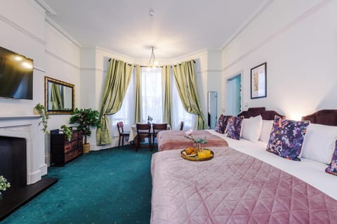 Victoria Park Studio 6 - Mins Walk To Train Station, Free Parking, Free Netflix, Prime & Disney Apartment in Royal Leamington Spa