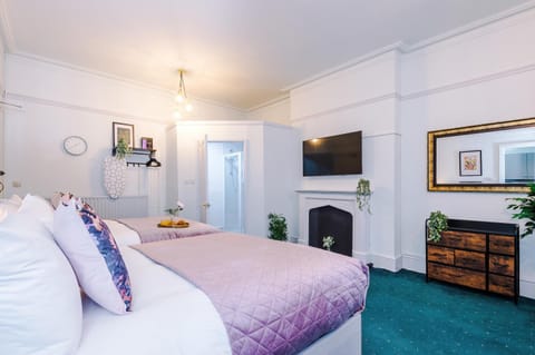 Victoria Park Studio 6 - Mins Walk To Train Station, Free Parking, Free Netflix, Prime & Disney Apartment in Royal Leamington Spa