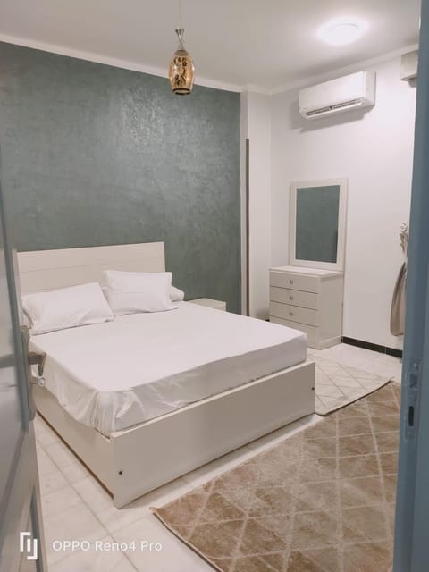 Bed, Bedroom, air conditioner