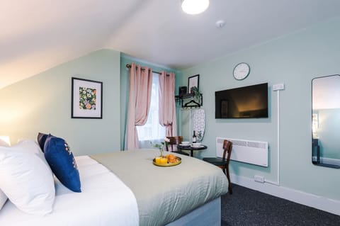 Victoria Park Studio 8 with Private Off-suite Shower Room down a flight of stairs from the main room, Free Parking, Free Netflix, Prime & DisneyPlus Apartment in Royal Leamington Spa