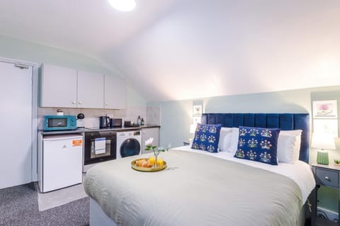 Victoria Park Studio 8 with Private Off-suite Shower Room down a flight of stairs from the main room, Free Parking, Free Netflix, Prime & DisneyPlus Apartment in Royal Leamington Spa