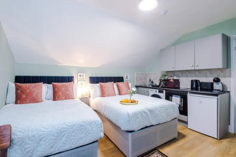 Victoria Park Studio 9 - Free Parking, WiFi, Near Train Station, Free Netflix, Prime & DisneyPlus Apartment in Royal Leamington Spa