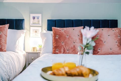 Victoria Park Studio 9 - Free Parking, WiFi, Near Train Station, Free Netflix, Prime & DisneyPlus Apartment in Royal Leamington Spa