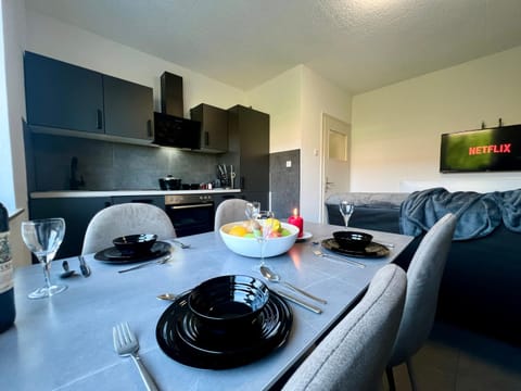 TV and multimedia, Kitchen or kitchenette, Living room, Food and drinks, Seating area, Dining area, Food, minibar