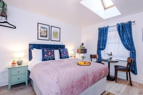 Victoria Park Studio 11 - Free Parking, WiFi, Near Town Centre, Free DisneyPlus, Prime & Netflix Apartment in Royal Leamington Spa