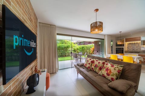 TV and multimedia, Kitchen or kitchenette, Living room, Seating area, Dining area