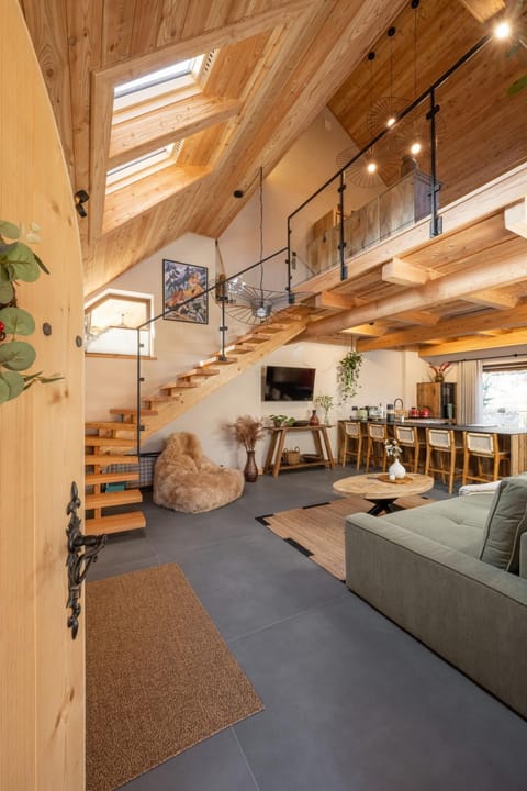 Communal lounge/ TV room, TV and multimedia, Living room, Seating area, Evening entertainment