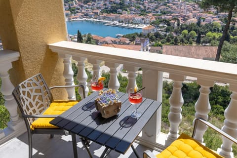 Patio, Day, Natural landscape, View (from property/room), Balcony/Terrace, Living room, Seating area, City view, Sea view, Drinks