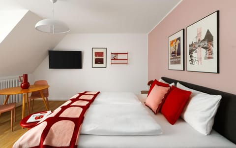 Bed, TV and multimedia, Bedroom