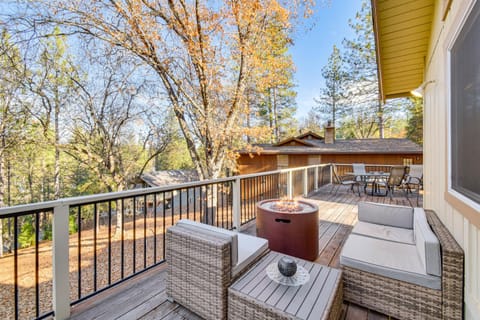 Deck and Fire Pit Pine Mountain Lake Getaway! House in Groveland