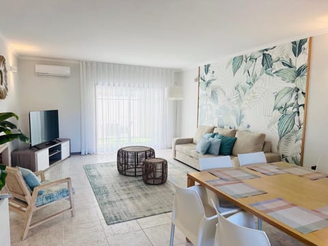 Communal lounge/ TV room, TV and multimedia, Living room, Seating area, Dining area, Evening entertainment