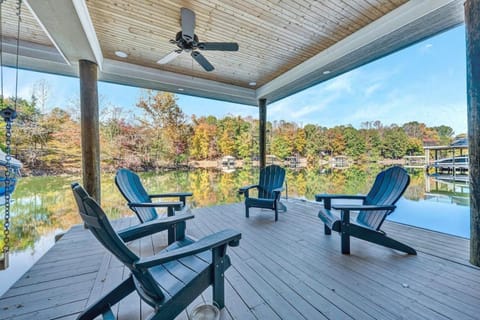 Waterfront Lake House Ideal Dock for Boats, Swimming, Fishing House in Smith Mountain Lake