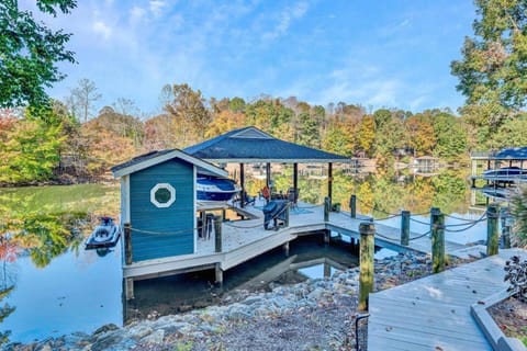 Waterfront Lake House Ideal Dock for Boats, Swimming, Fishing House in Smith Mountain Lake