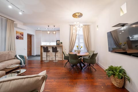 TV and multimedia, Living room, Seating area, Dining area