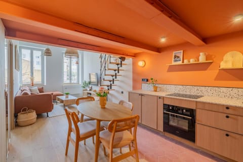 Kitchen or kitchenette, Dining area